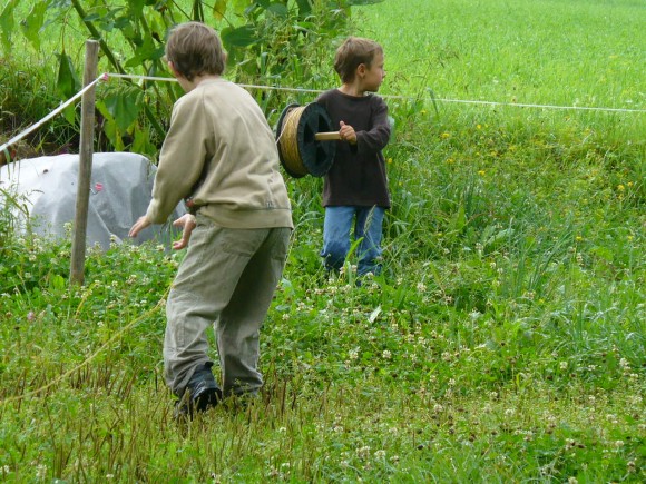 Unsere Kid´s beim Zäunen.... - © www.joggelehof.at Unsere Kid´s beim Zäunen.... - © www.joggelehof.at