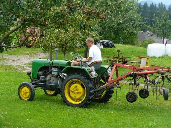 Auch eine Fahrt mit dem Traktor darf im Urlaub nicht fehlen! - © www.joggelehof.at Auch eine Fahrt mit dem Traktor darf im Urlaub nicht fehlen! - © www.joggelehof.at